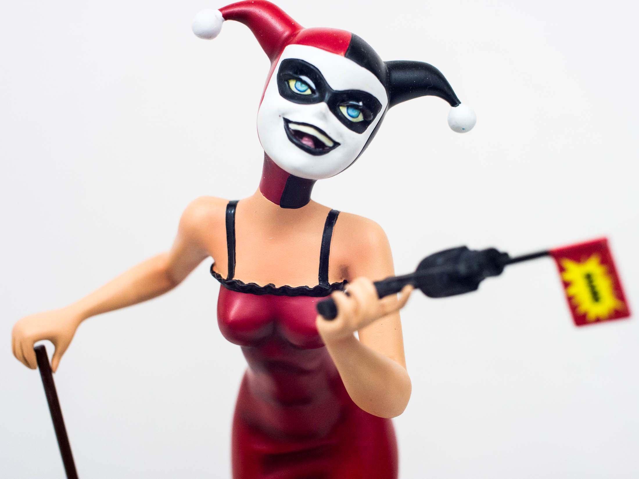 harley quinn mad love statue