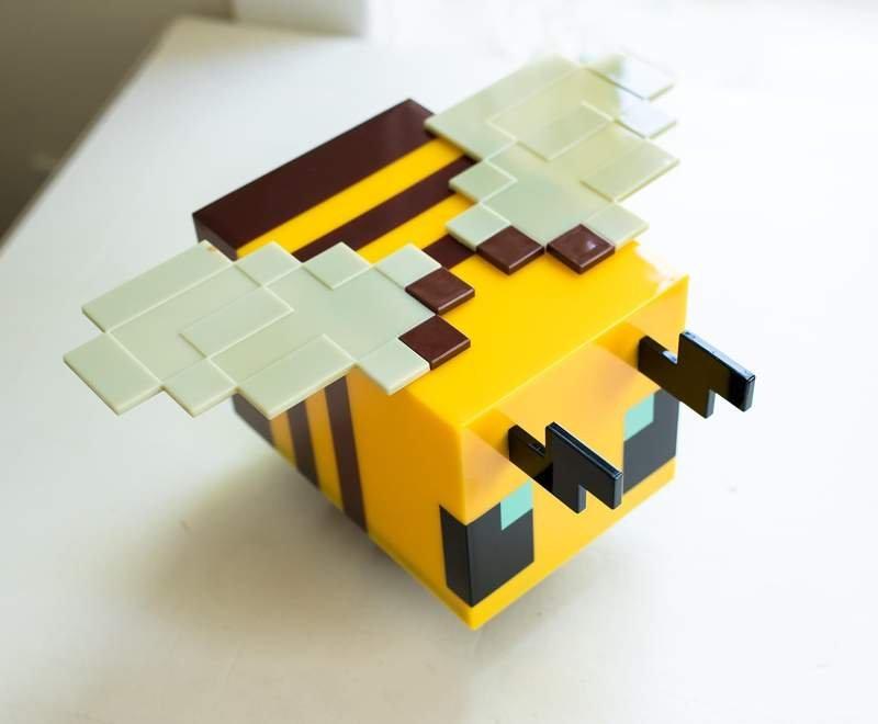 if you guys want to make a papercraft Minecraft bee like me