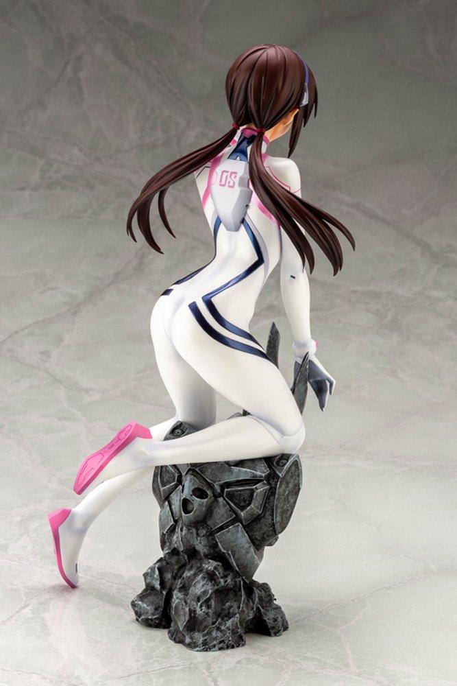 mari makinami statue