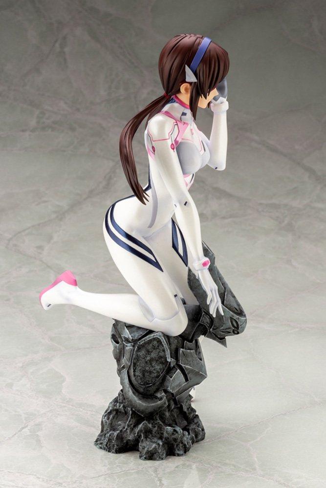 mari makinami statue