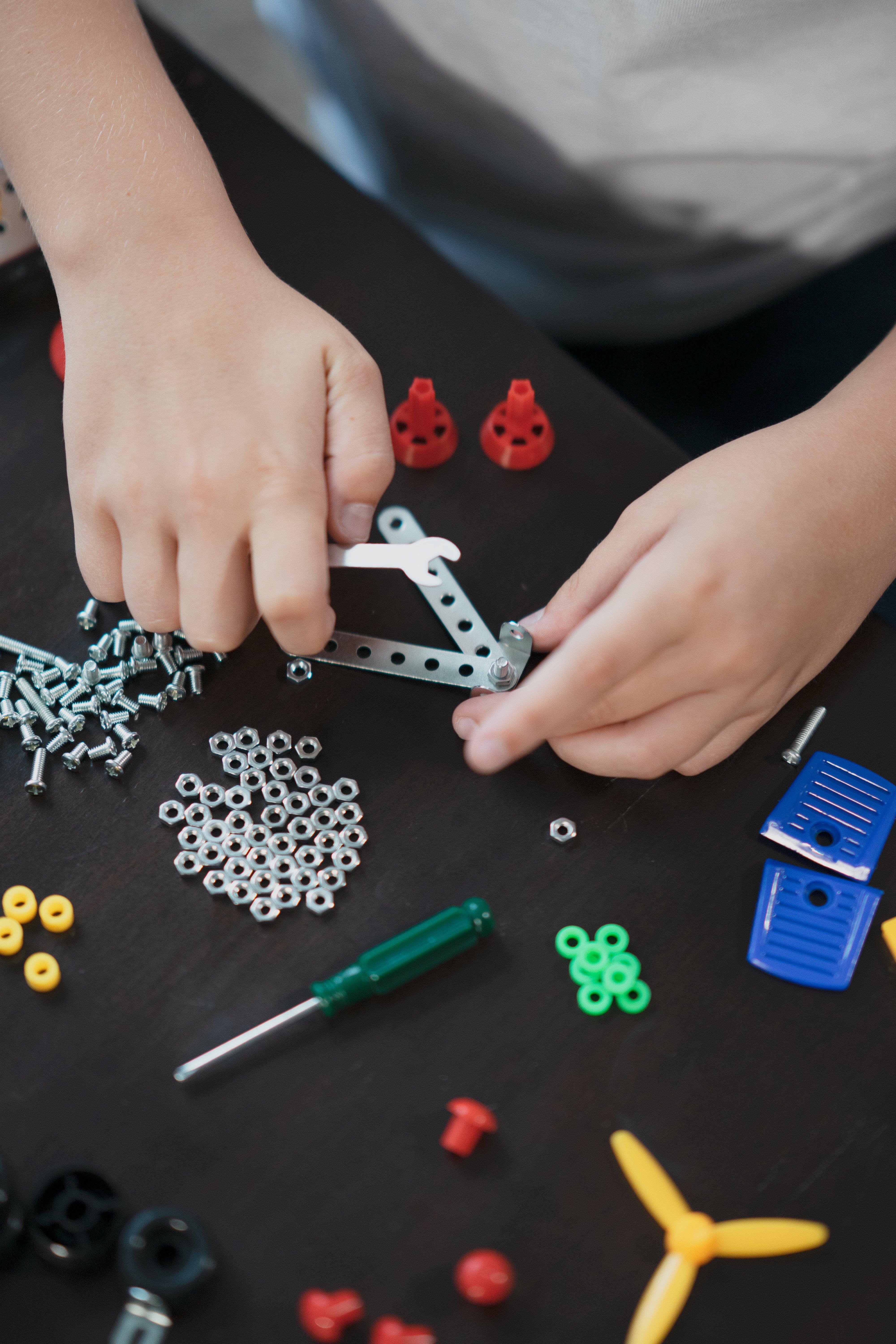 MALUVRIAN Erector Set Stem Toys Educational Kids Toys 236 Piece Building Kit