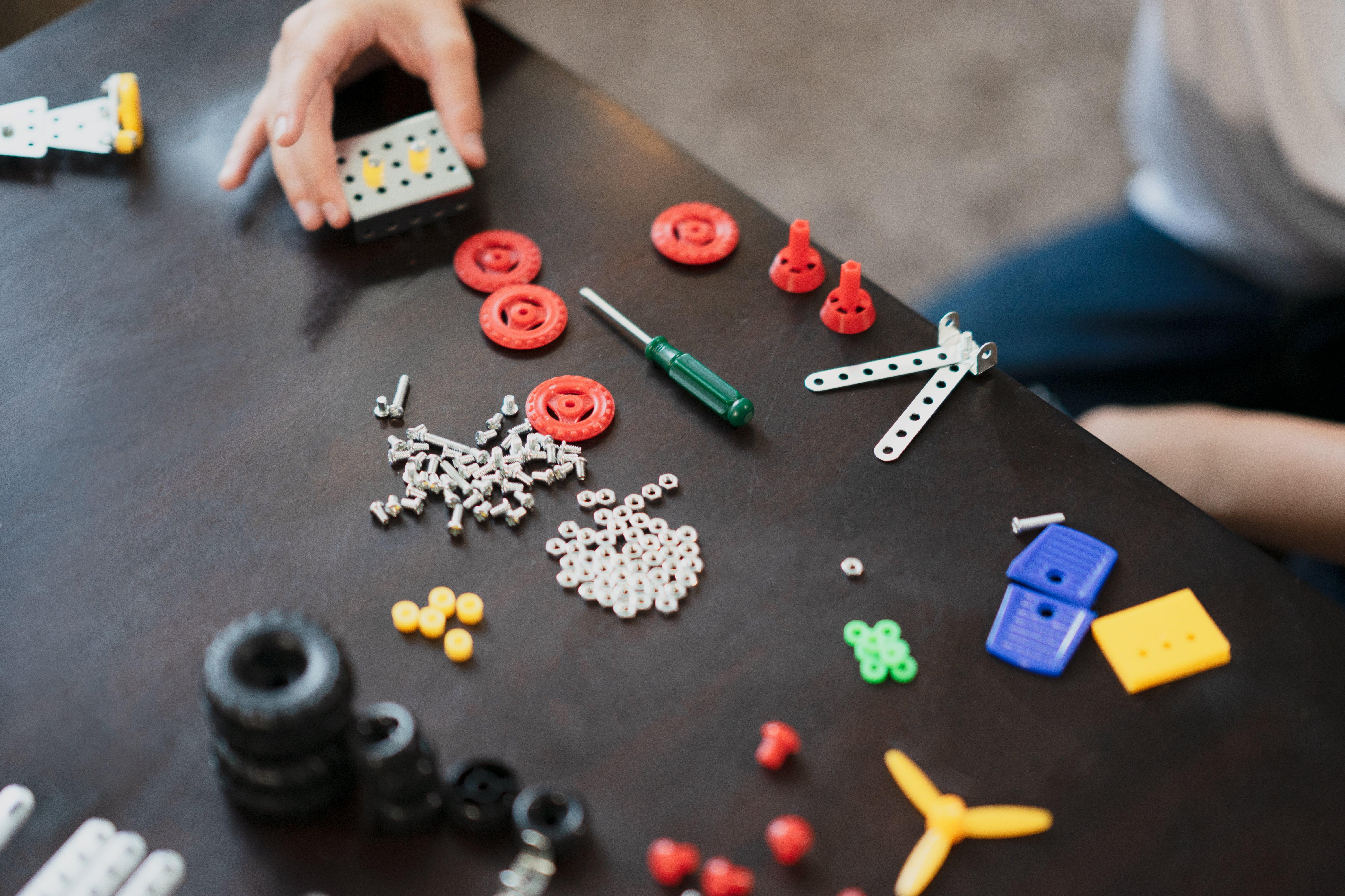 MALUVRIAN Erector Set Stem Toys Educational Kids Toys 236 Piece Building Kit