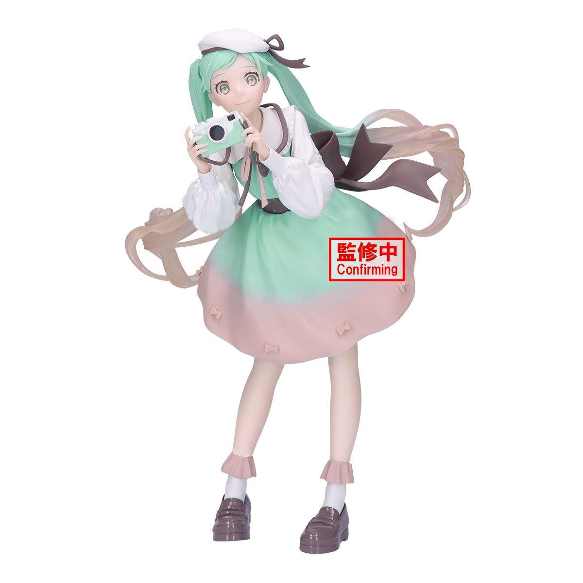 Banpresto Hatsune Miku Holiday Memories Camera 7.9-in Statue