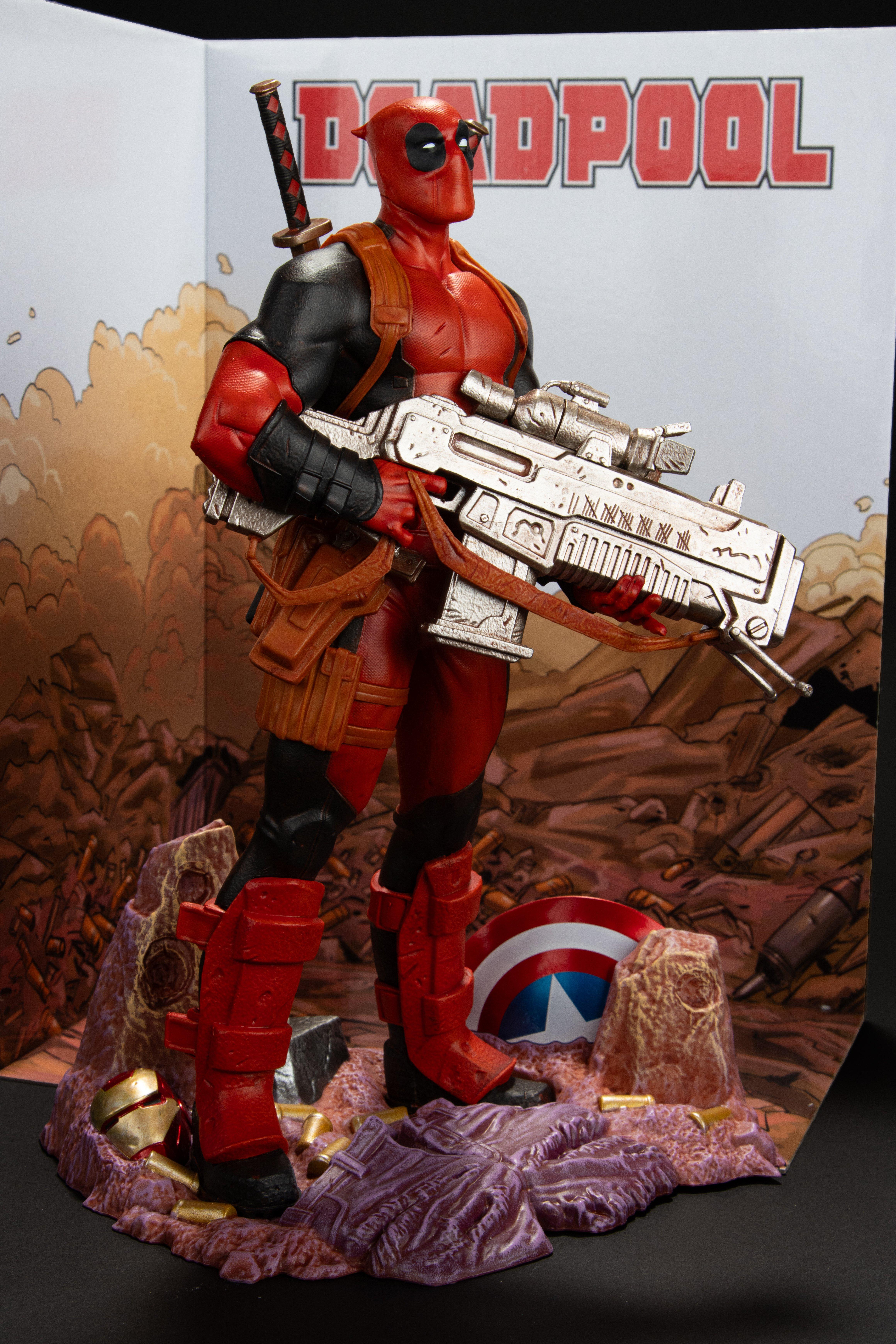 McFarlane Toys Marvel Collection Deadpool ( Deadpool issue 1) 1:6th Scale Figure
